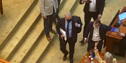 Florin Roman evacuat din plen FOTO Marian Dinu