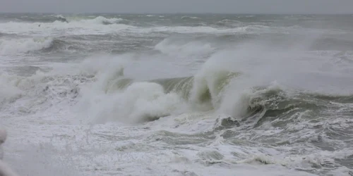 marea neagra mare agitata valuri foto primaria constanta