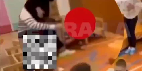 O educatoare lovește o fetiță la o gradiniță din Brăila mp4 thumbnail png